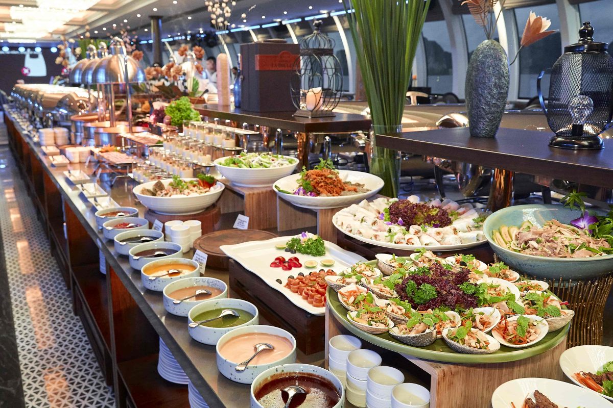 tàu tham quan vịnh Hạ Long