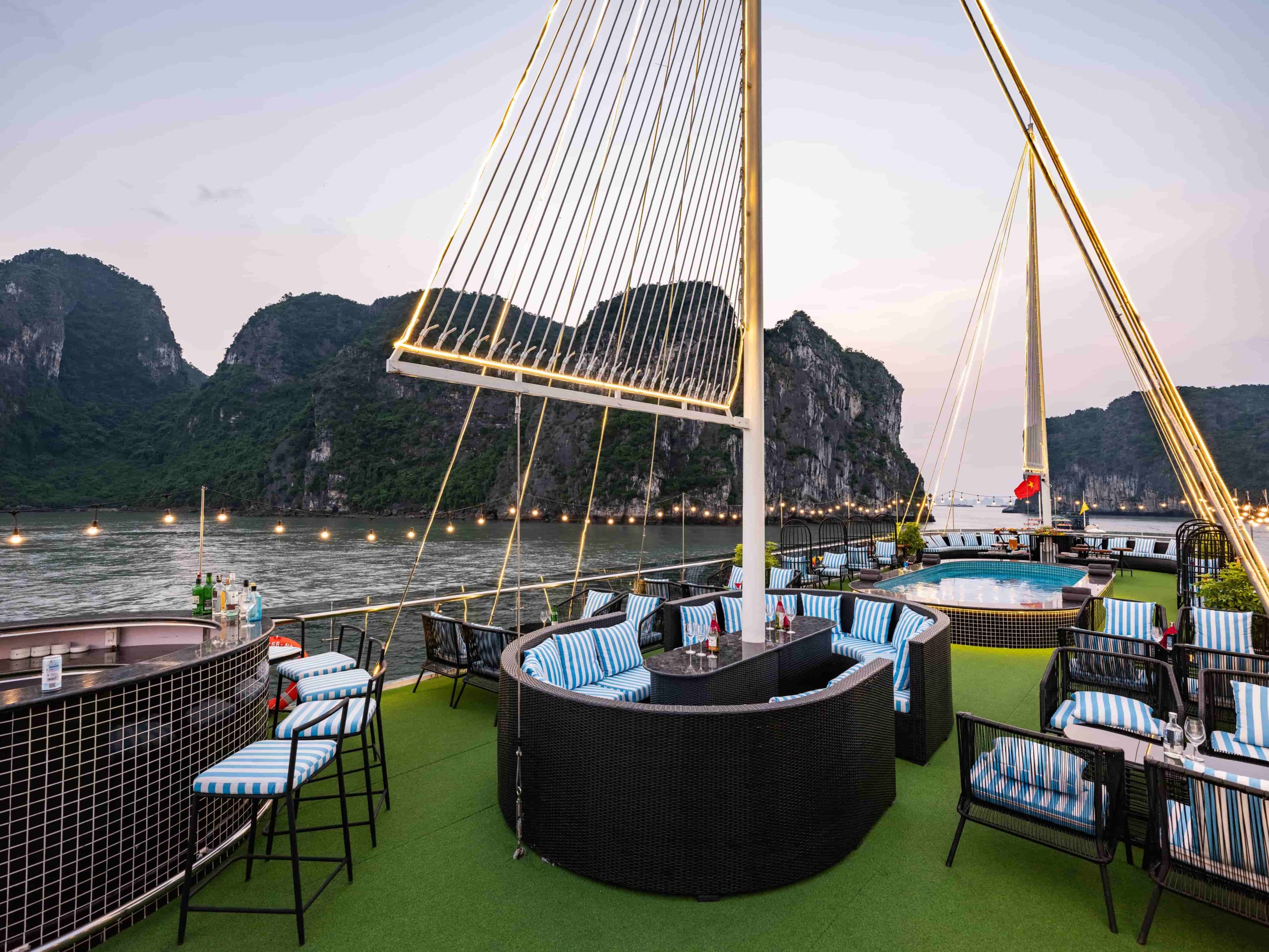 DU THUYỀN AMETHYST DAY CRUISE - Ảnh 33