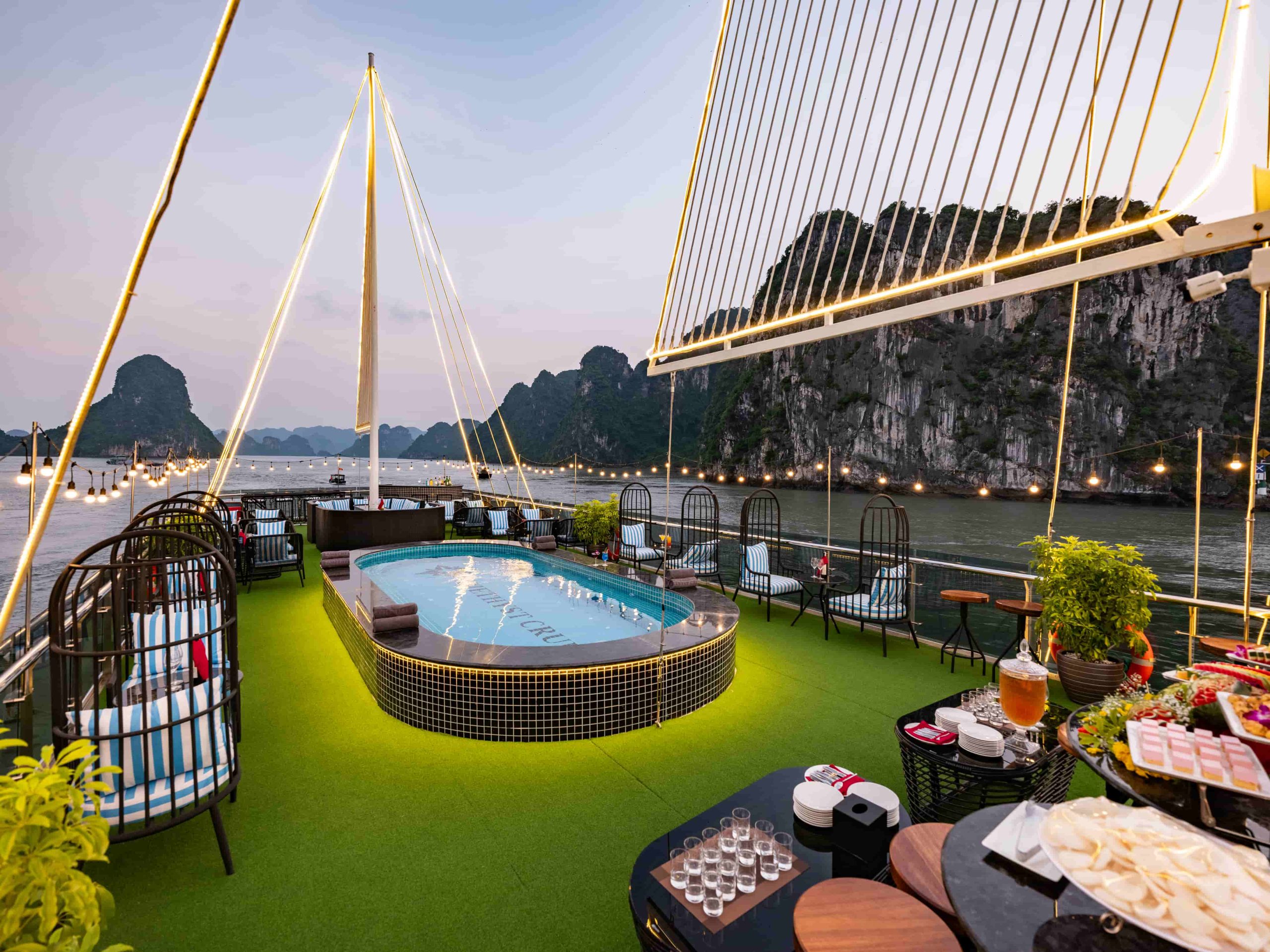 DU THUYỀN AMETHYST DAY CRUISE - Ảnh 39