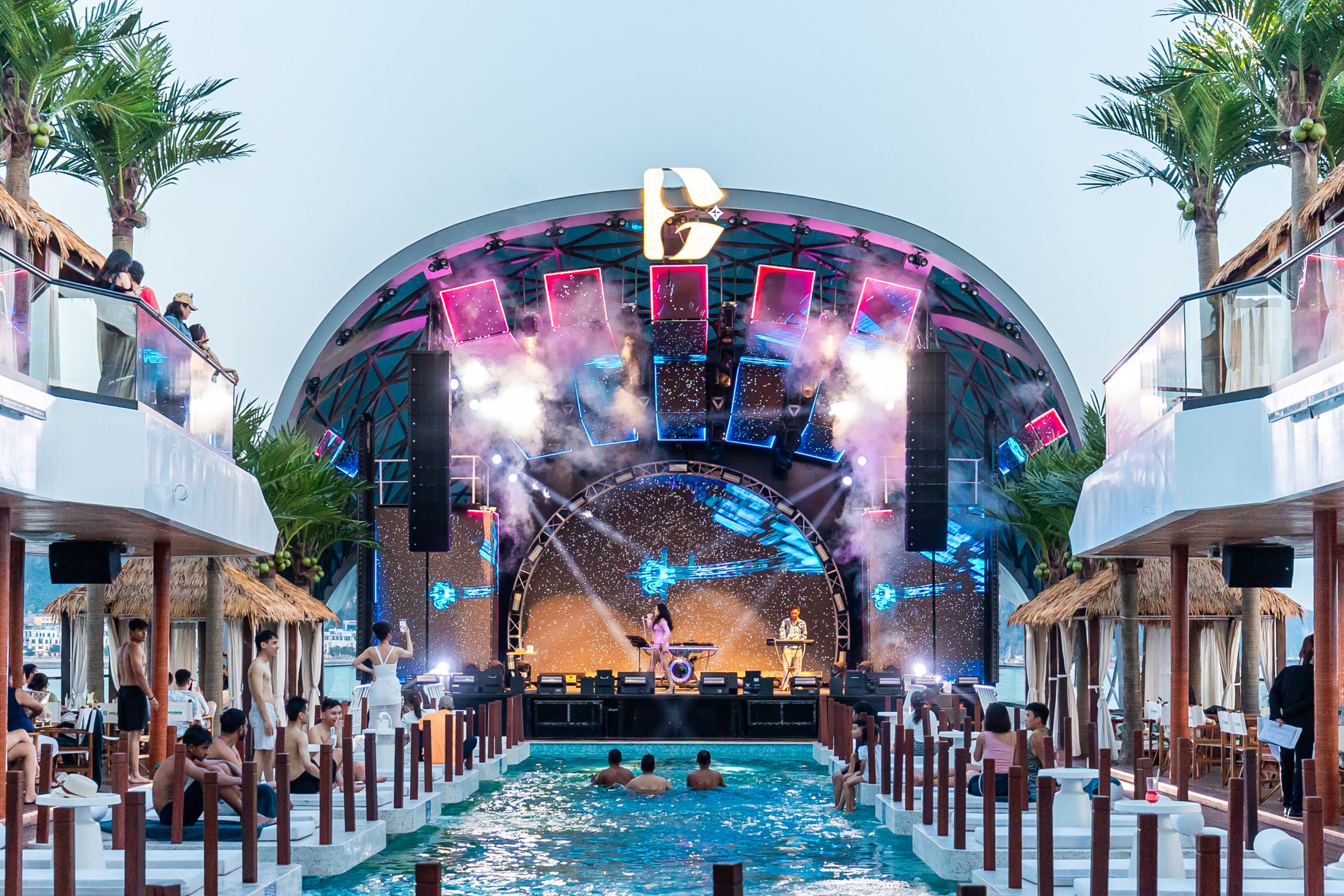 du thuyền dolphin mái vòm