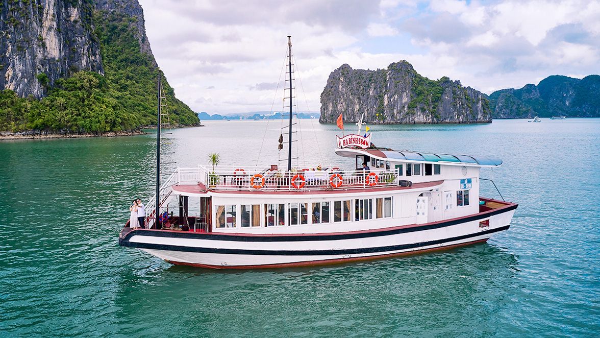 tàu tham quan vịnh hạ long